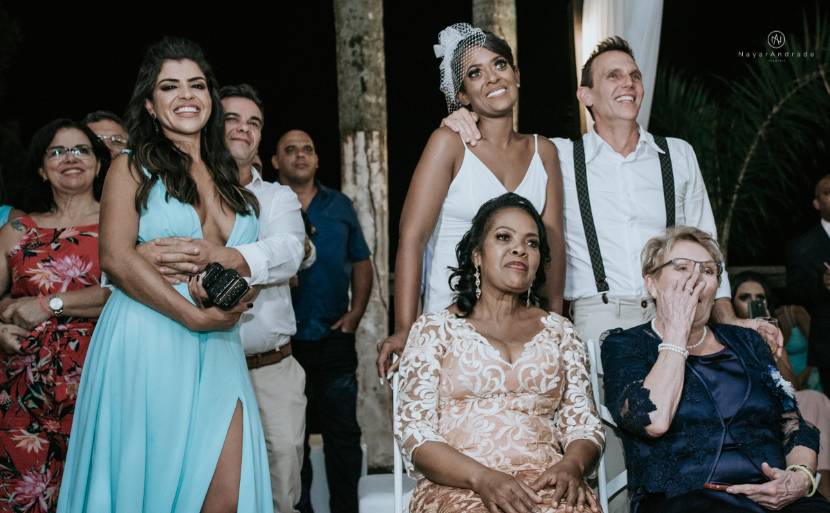 casamento italobrasileiro entre italiano e brasileira em lugar rustico ao ar livre de dia em clima descontraido noivo de all star noivo loiro e noiva negra tema com uvas e italia