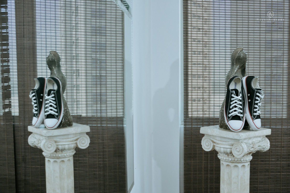 casamento italobrasileiro entre italiano e brasileira em lugar rustico ao ar livre de dia em clima descontraido noivo de all star noivo loiro e noiva negra tema com uvas e italia