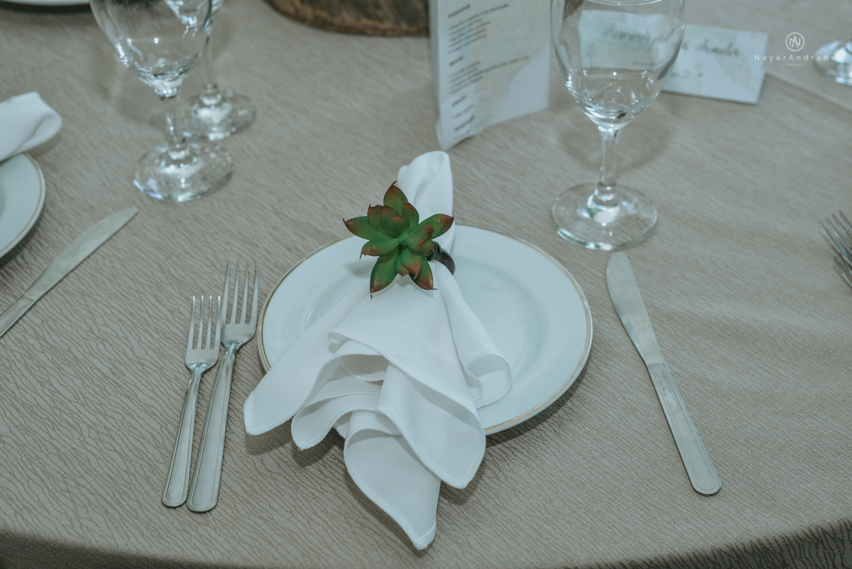 casamento italobrasileiro entre italiano e brasileira em lugar rustico ao ar livre de dia em clima descontraido noivo de all star noivo loiro e noiva negra tema com uvas e italia