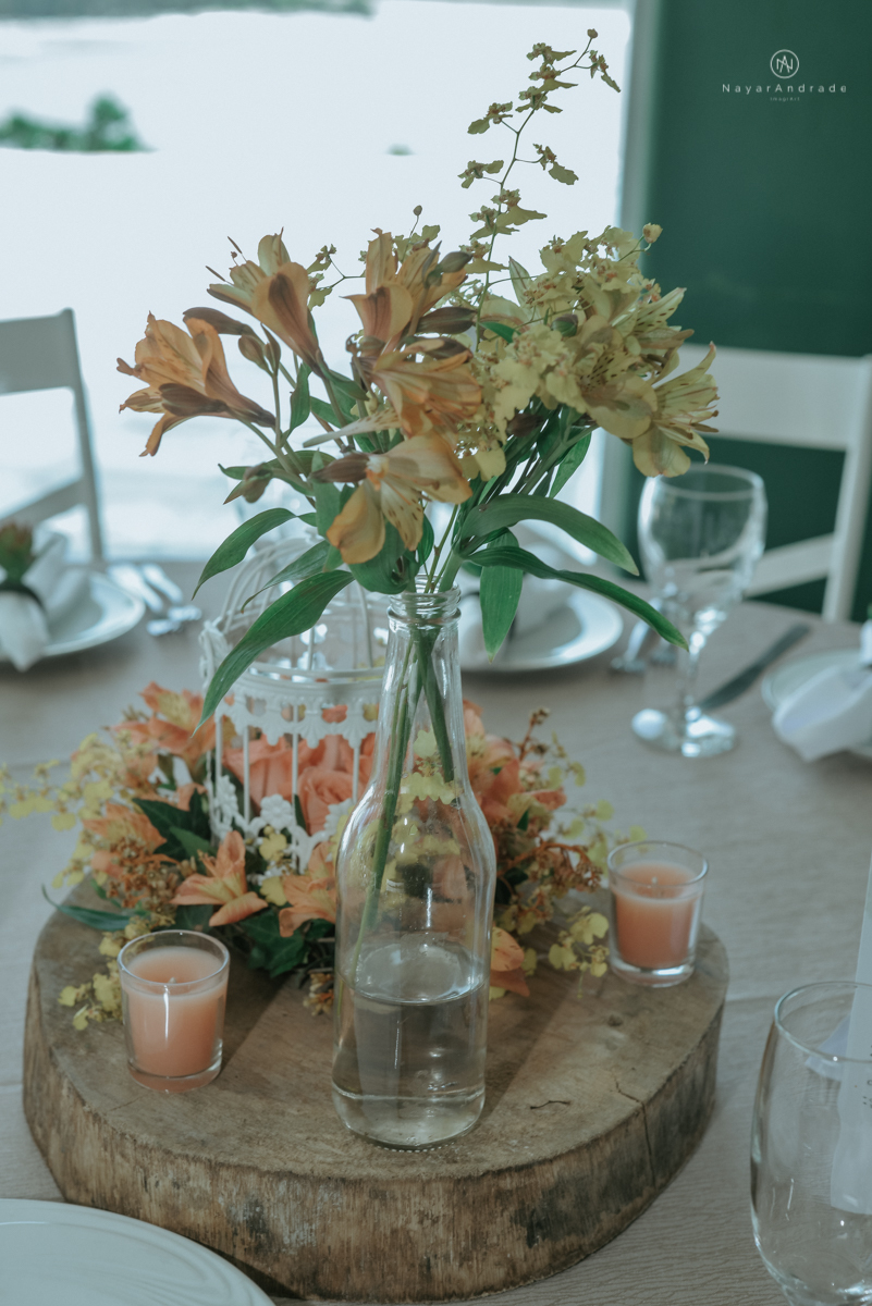 casamento italobrasileiro entre italiano e brasileira em lugar rustico ao ar livre de dia em clima descontraido noivo de all star noivo loiro e noiva negra tema com uvas e italia