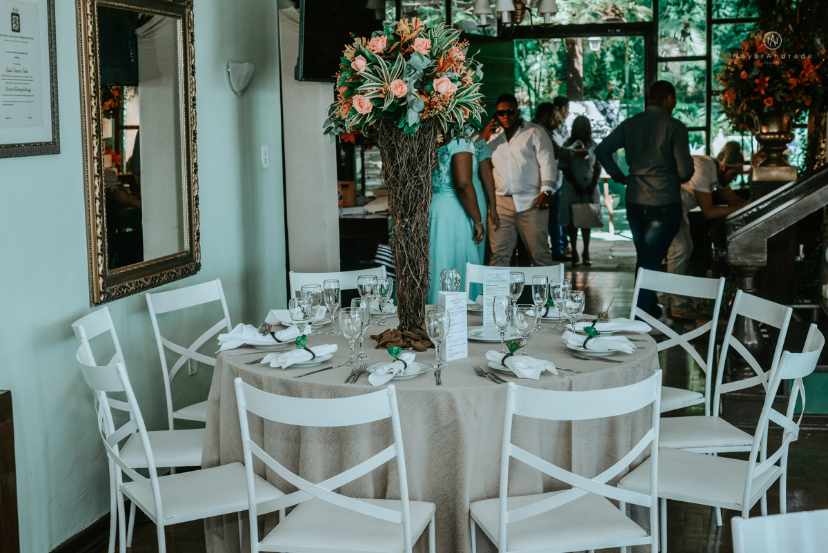 casamento italobrasileiro entre italiano e brasileira em lugar rustico ao ar livre de dia em clima descontraido noivo de all star noivo loiro e noiva negra tema com uvas e italia