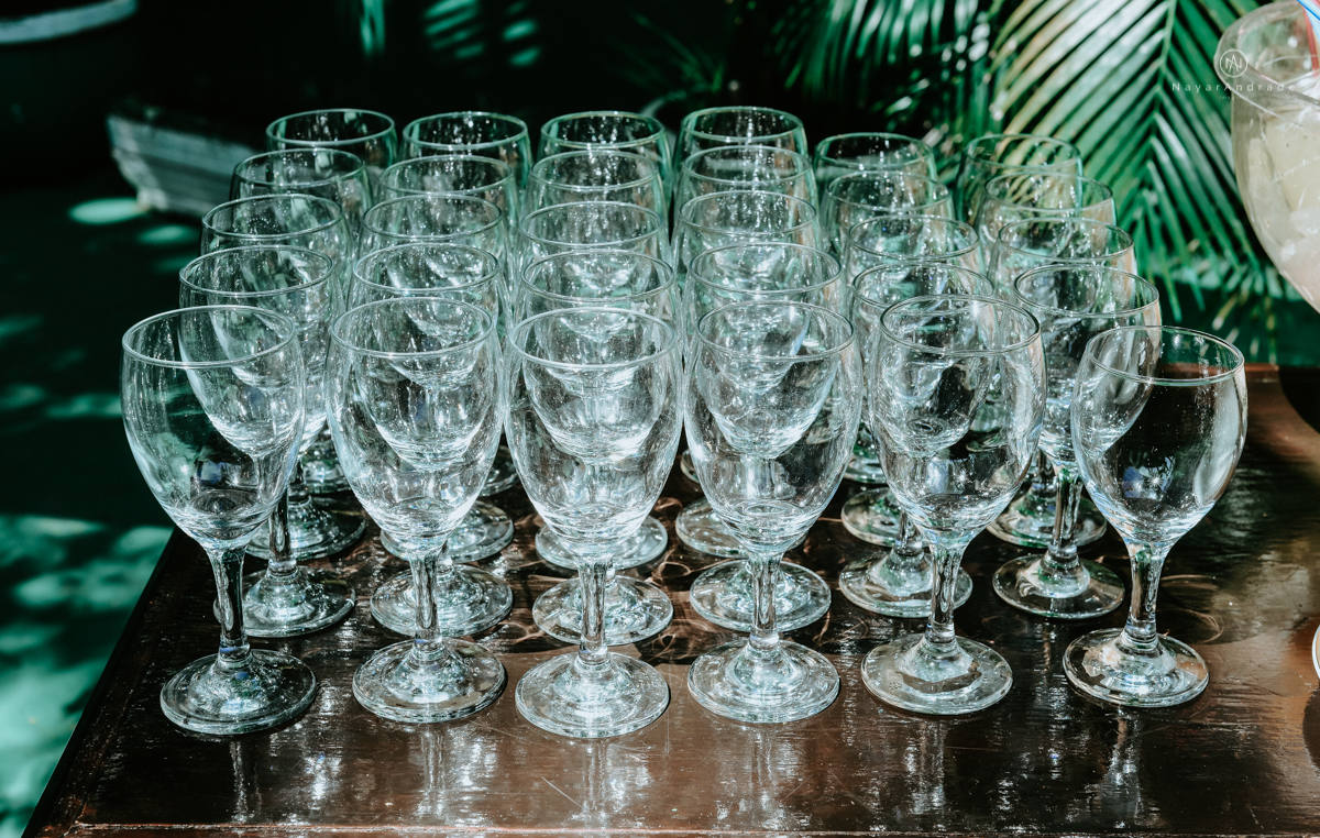 casamento italobrasileiro entre italiano e brasileira em lugar rustico ao ar livre de dia em clima descontraido noivo de all star noivo loiro e noiva negra tema com uvas e italia