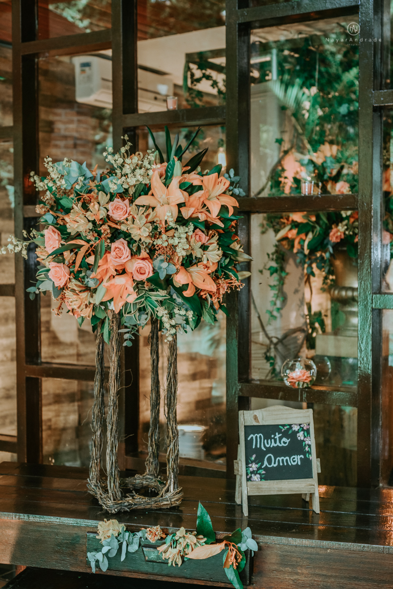 casamento italobrasileiro entre italiano e brasileira em lugar rustico ao ar livre de dia em clima descontraido noivo de all star noivo loiro e noiva negra tema com uvas e italia