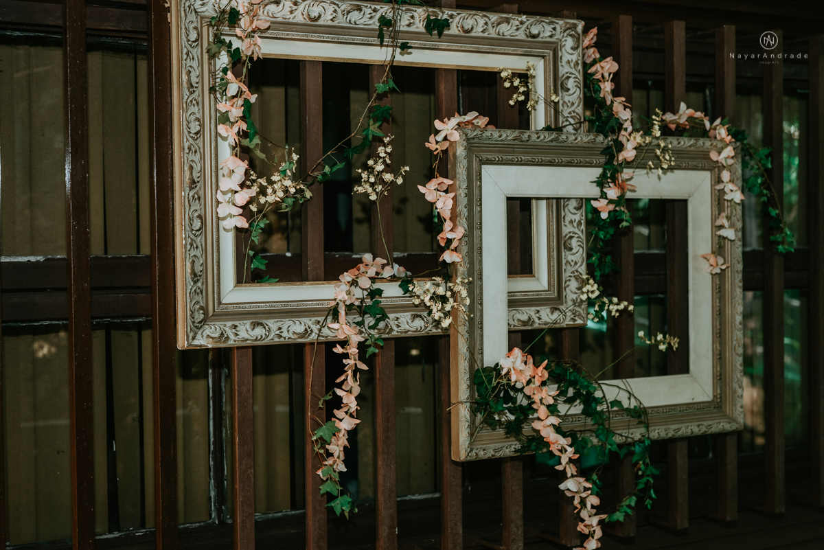 casamento italobrasileiro entre italiano e brasileira em lugar rustico ao ar livre de dia em clima descontraido noivo de all star noivo loiro e noiva negra tema com uvas e italia