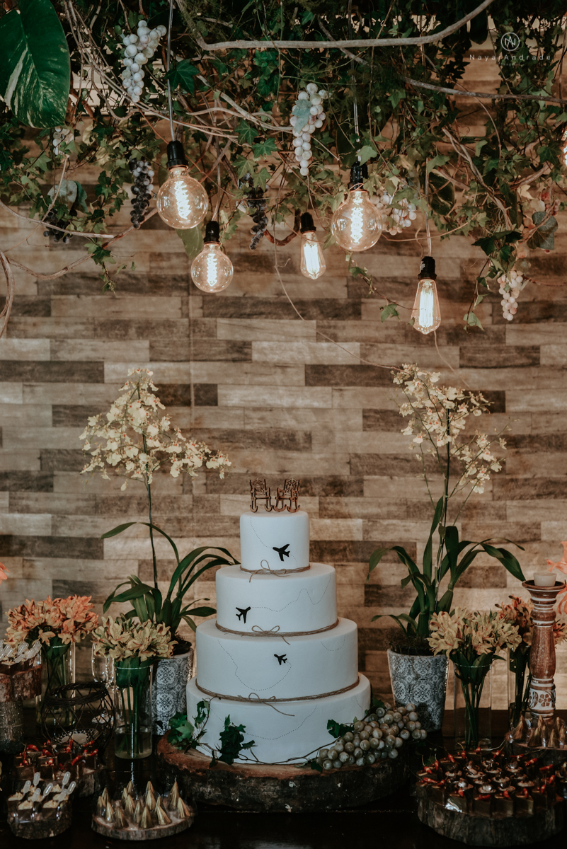 casamento italobrasileiro entre italiano e brasileira em lugar rustico ao ar livre de dia em clima descontraido noivo de all star noivo loiro e noiva negra tema com uvas e italia