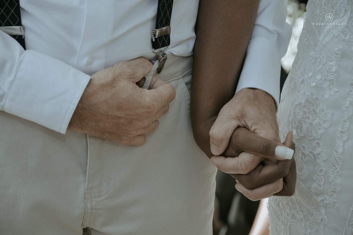 casamento italobrasileiro entre italiano e brasileira em lugar rustico ao ar livre de dia em clima descontraido noivo de all star noivo loiro e noiva negra tema com uvas e italia