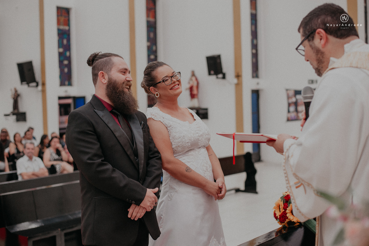 casamento casal rockeiro barbudo noiva com alargador noivo de camisa vermelha com tatuagem tatoo cigarro e fumaça e noiva de oculos
