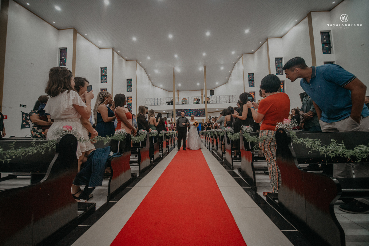 casamento casal rockeiro barbudo noiva com alargador noivo de camisa vermelha com tatuagem tatoo cigarro e fumaça e noiva de oculos