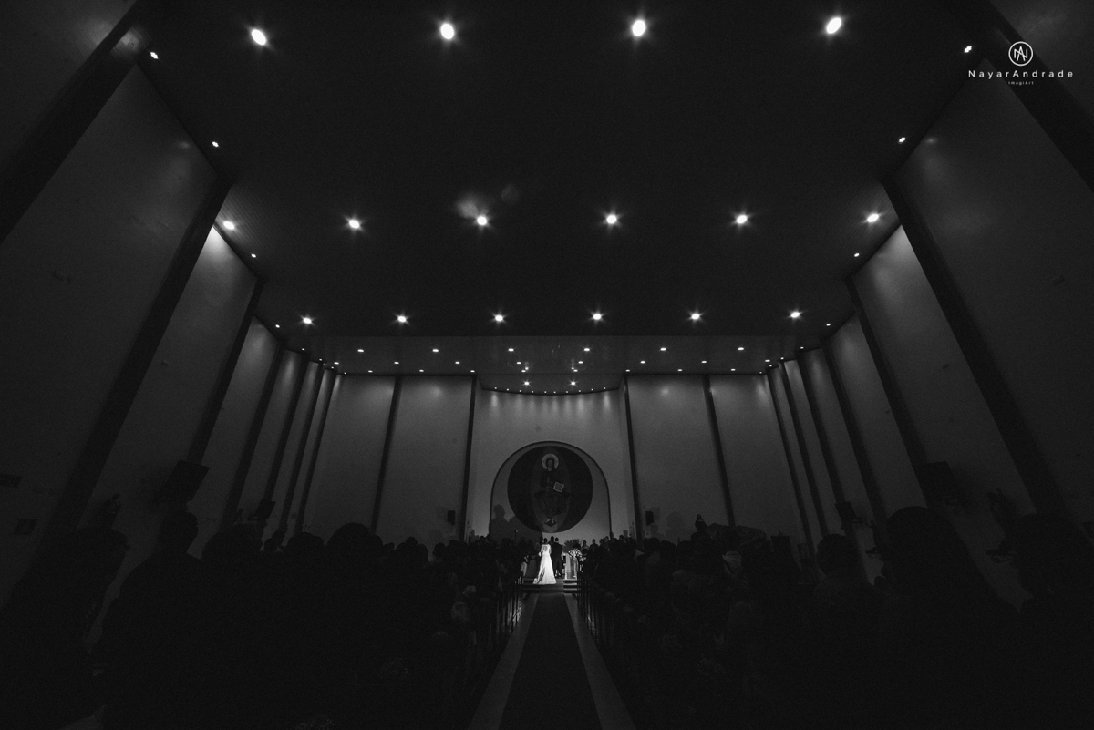 casamento casal rockeiro barbudo noiva com alargador noivo de camisa vermelha com tatuagem tatoo cigarro e fumaça e noiva de oculos