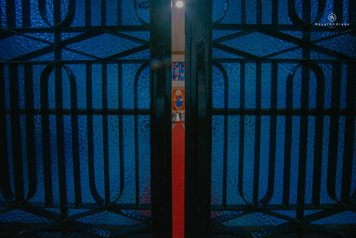 casamento casal rockeiro barbudo noiva com alargador noivo de camisa vermelha com tatuagem tatoo cigarro e fumaça e noiva de oculos