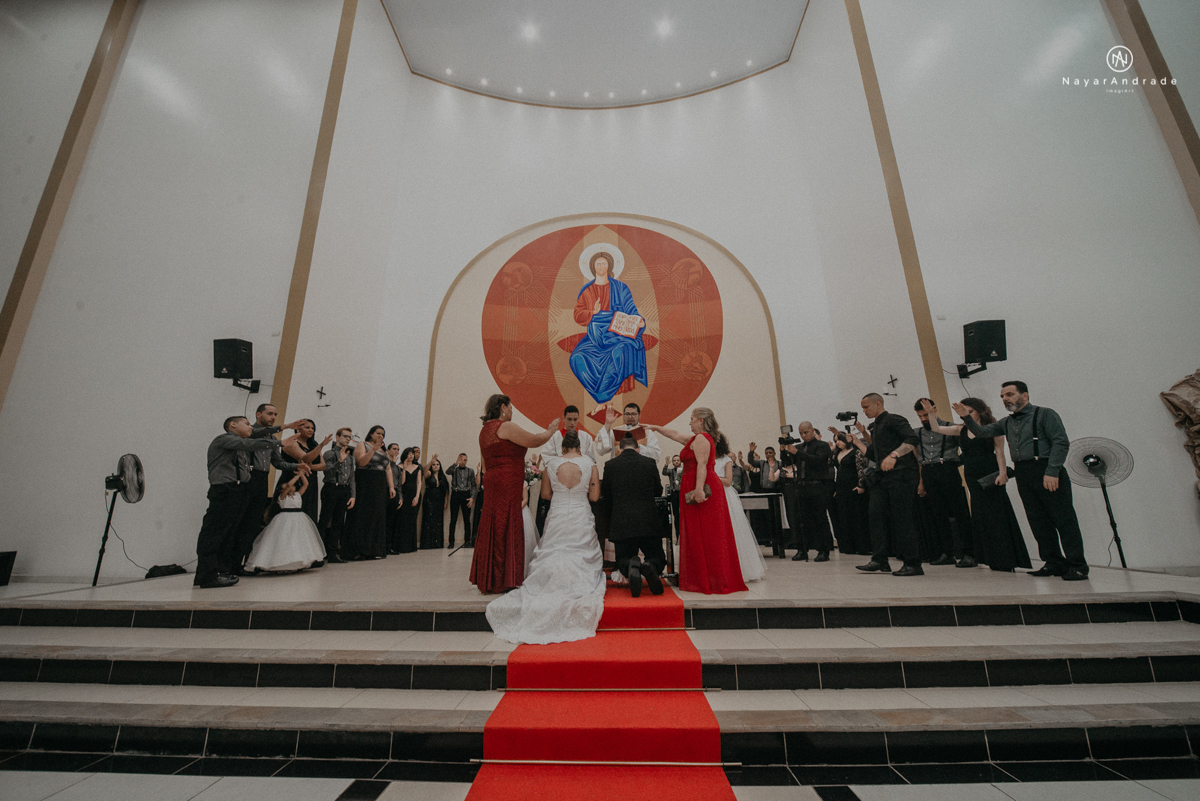 casamento casal rockeiro barbudo noiva com alargador noivo de camisa vermelha com tatuagem tatoo cigarro e fumaça e noiva de oculos