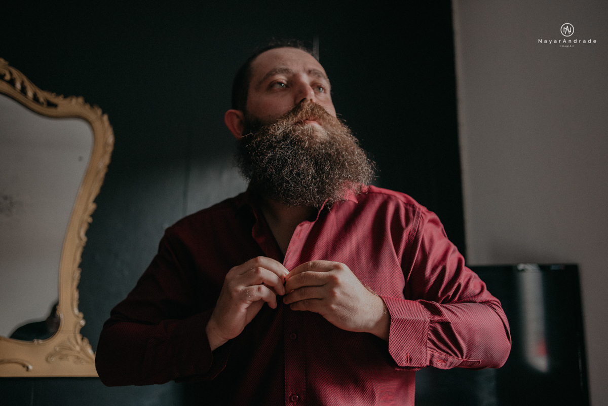 casamento casal rockeiro barbudo noiva com alargador noivo de camisa vermelha com tatuagem tatoo cigarro e fumaça e noiva de oculos