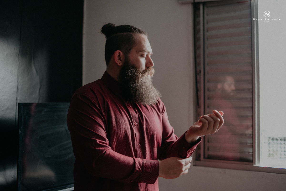 casamento casal rockeiro barbudo noiva com alargador noivo de camisa vermelha com tatuagem tatoo cigarro e fumaça e noiva de oculos