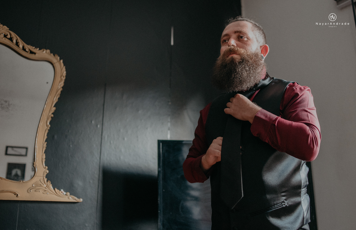 casamento casal rockeiro barbudo noiva com alargador noivo de camisa vermelha com tatuagem tatoo cigarro e fumaça e noiva de oculos