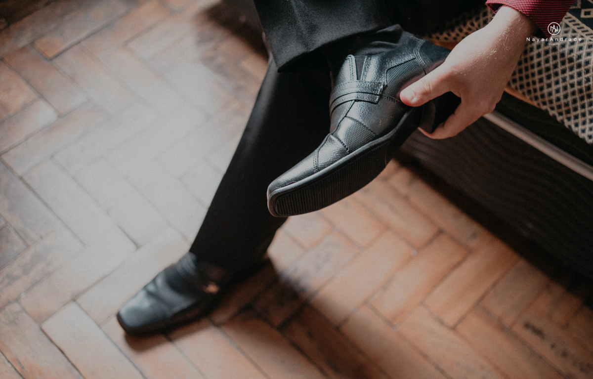 casamento casal rockeiro barbudo noiva com alargador noivo de camisa vermelha com tatuagem tatoo cigarro e fumaça e noiva de oculos