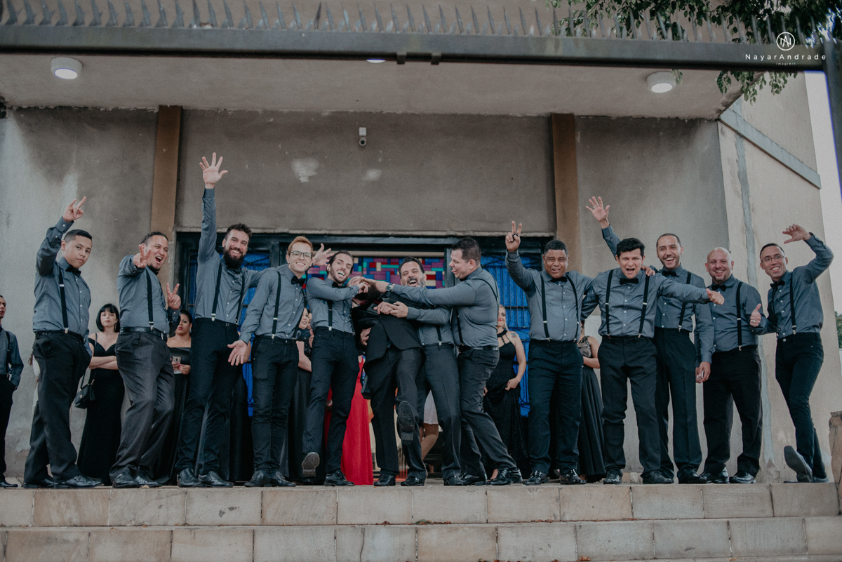 casamento casal rockeiro barbudo noiva com alargador noivo de camisa vermelha com tatuagem tatoo cigarro e fumaça e noiva de oculos