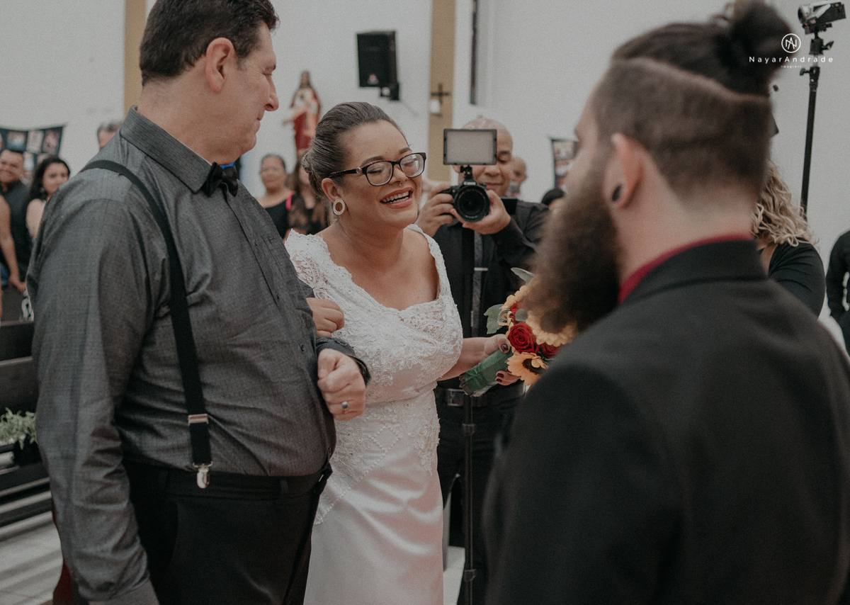 casamento casal rockeiro barbudo noiva com alargador noivo de camisa vermecasamento casal rockeiro barbudo noiva com alargador noivo de camisa vermelha com tatuagem tatoo cigarro e fumaça e noiva de oculos