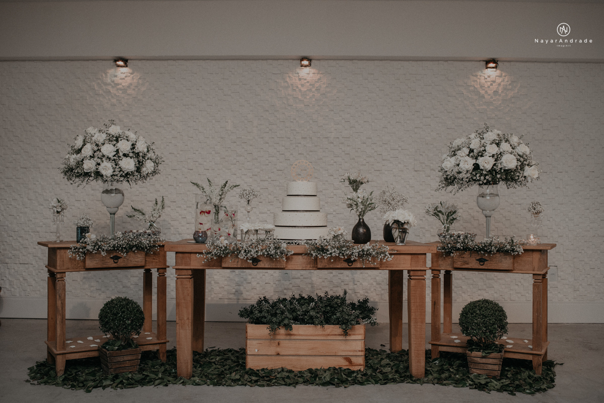 casamento casal rockeiro barbudo noiva com alargador noivo de camisa vermelha com tatuagem tatoo cigarro e fumaça e noiva de oculos