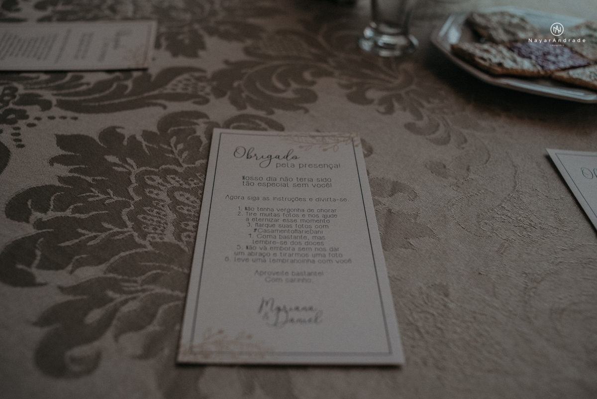 casamento casal rockeiro barbudo noiva com alargador noivo de camisa vermelha com tatuagem tatoo cigarro e fumaça e noiva de oculos