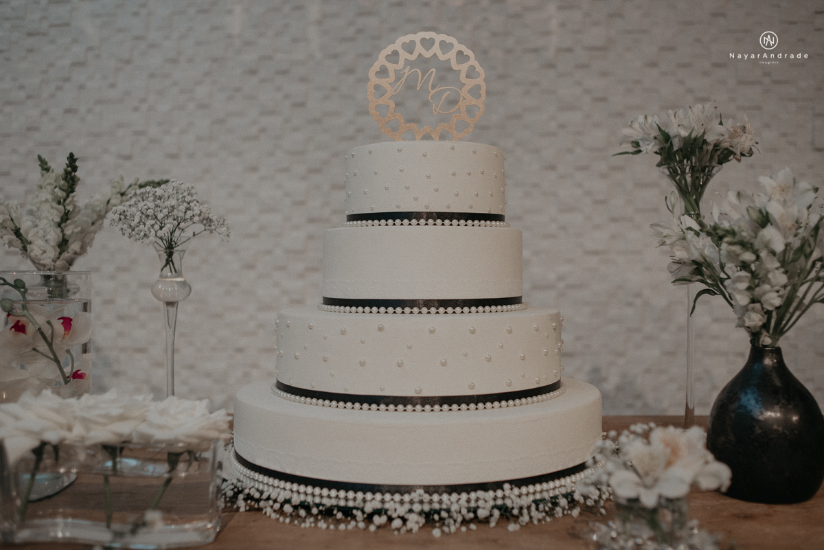 casamento casal rockeiro barbudo noiva com alargador noivo de camisa vermelha com tatuagem tatoo cigarro e fumaça e noiva de oculos