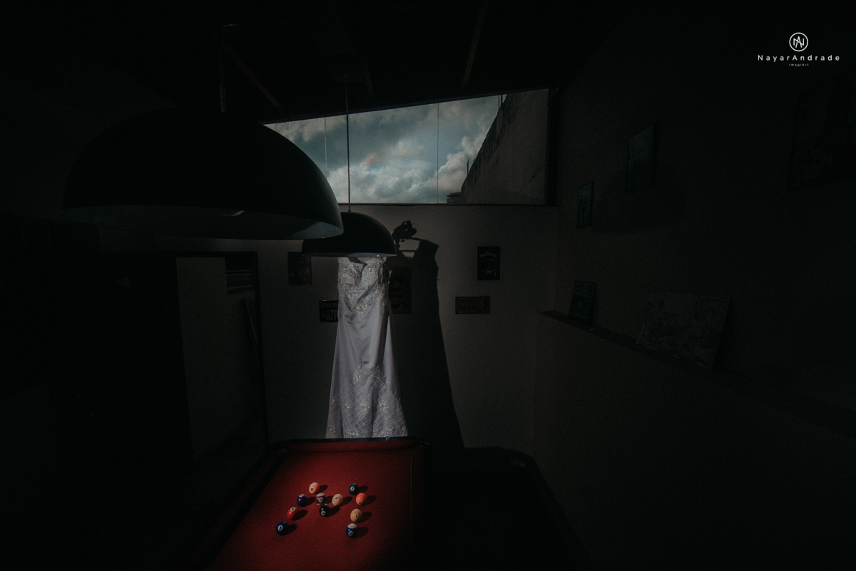 casamento casal rockeiro barbudo noiva com alargador noivo de camisa vermelha com tatuagem tatoo cigarro e fumaça e noiva de oculos