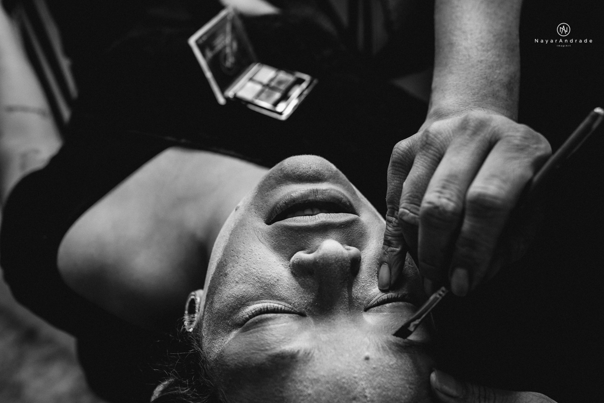 casamento casal rockeiro barbudo noiva com alargador noivo de camisa vermelha com tatuagem tatoo cigarro e fumaça e noiva de oculos