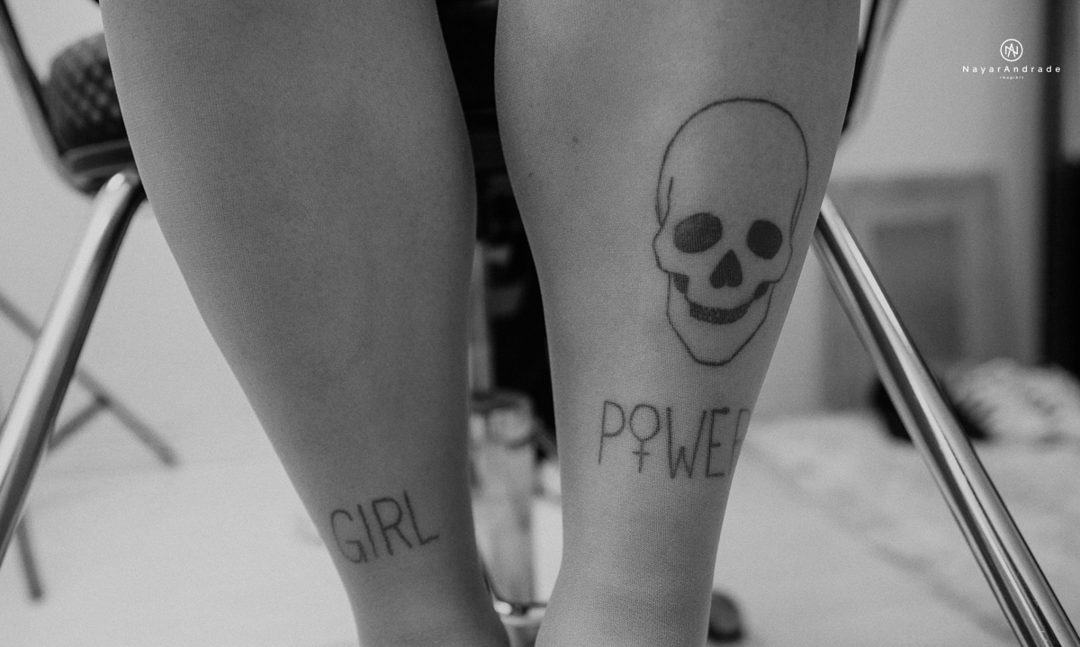 casamento casal rockeiro barbudo noiva com alargador noivo de camisa vermelha com tatuagem tatoo cigarro e fumaça e noiva de oculos