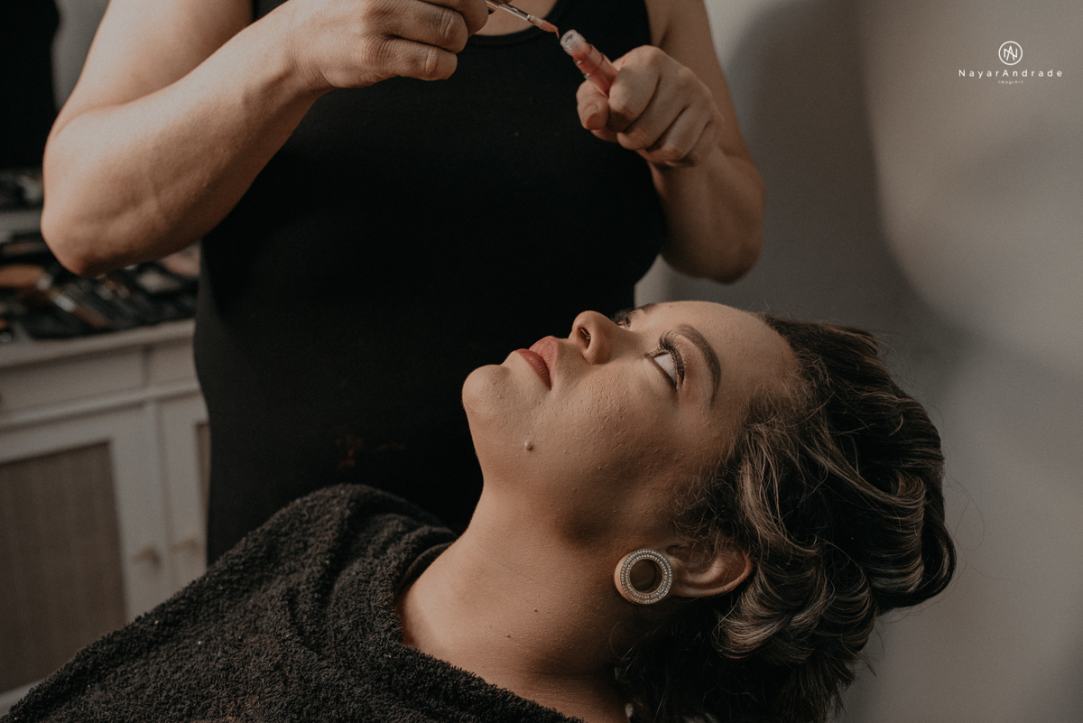 casamento casal rockeiro barbudo noiva com alargador noivo de camisa vermelha com tatuagem tatoo cigarro e fumaça e noiva de oculos