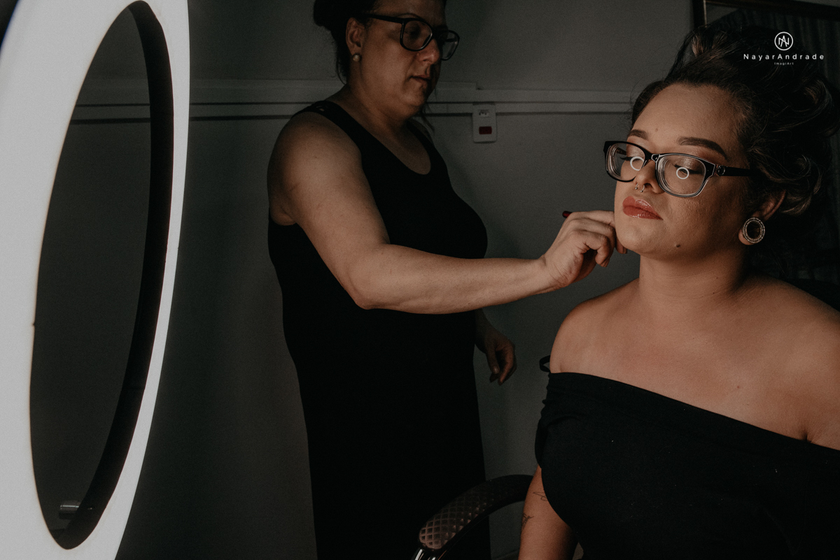 casamento casal rockeiro barbudo noiva com alargador noivo de camisa vermelha com tatuagem tatoo cigarro e fumaça e noiva de oculos