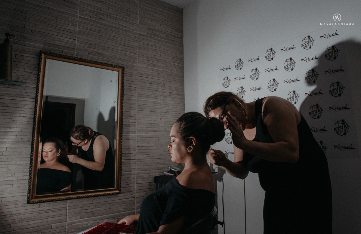 casamento casal rockeiro barbudo noiva com alargador noivo de camisa vermelha com tatuagem tatoo cigarro e fumaça e noiva de oculos