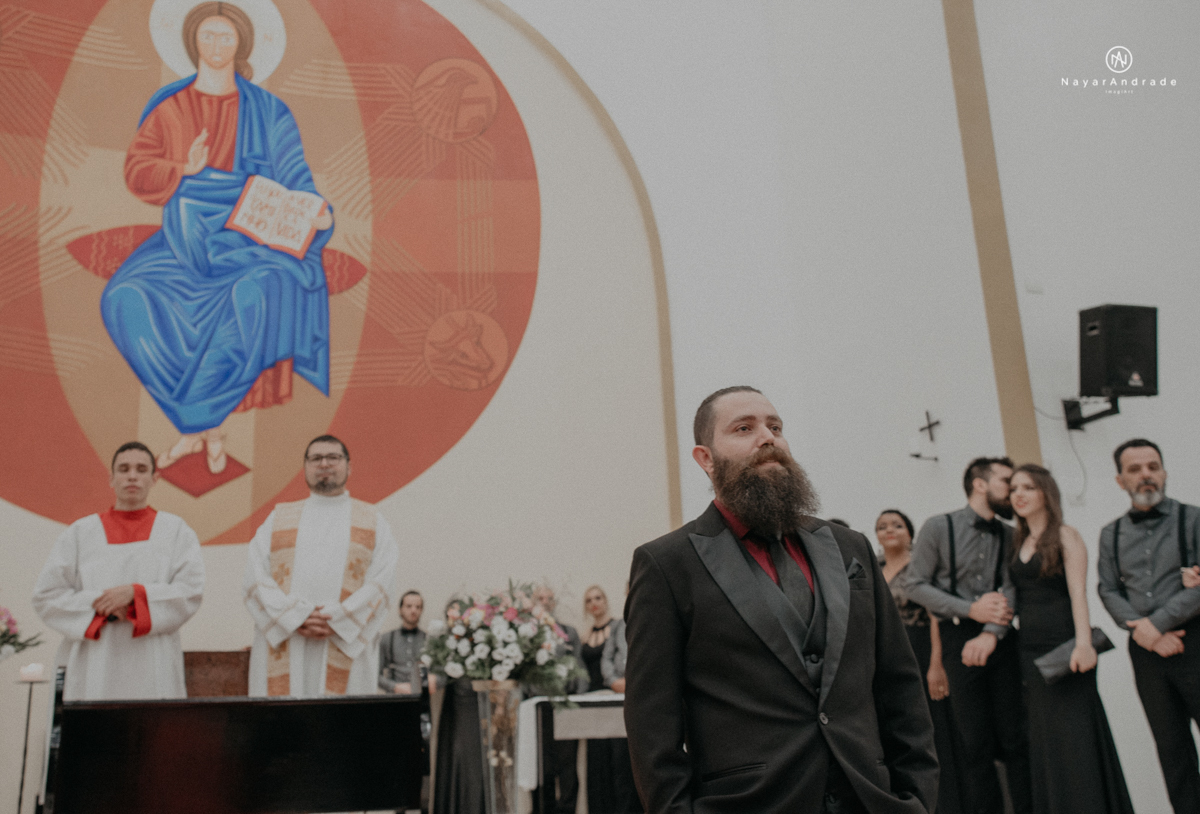 casamento casal rockeiro barbudo noiva com alargador noivo de camisa vermelha com tatuagem tatoo cigarro e fumaça e noiva de oculos