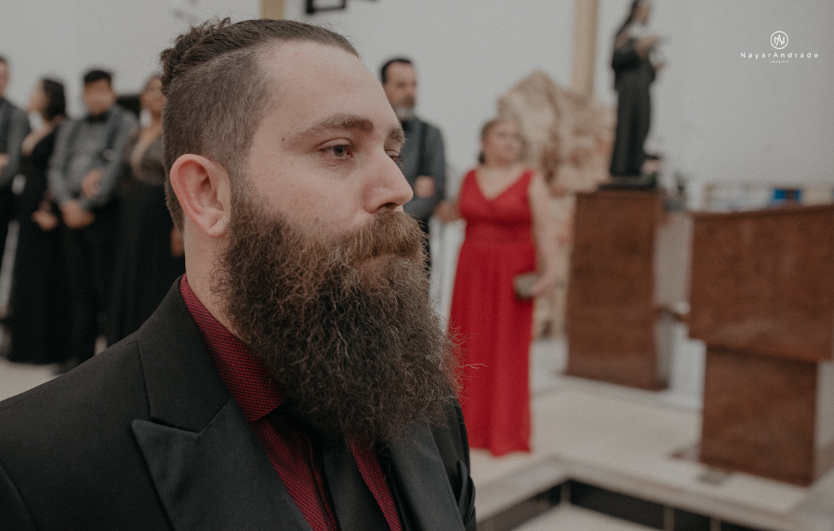 casamento casal rockeiro barbudo noiva com alargador noivo de camisa vermelha com tatuagem tatoo cigarro e fumaça e noiva de oculos