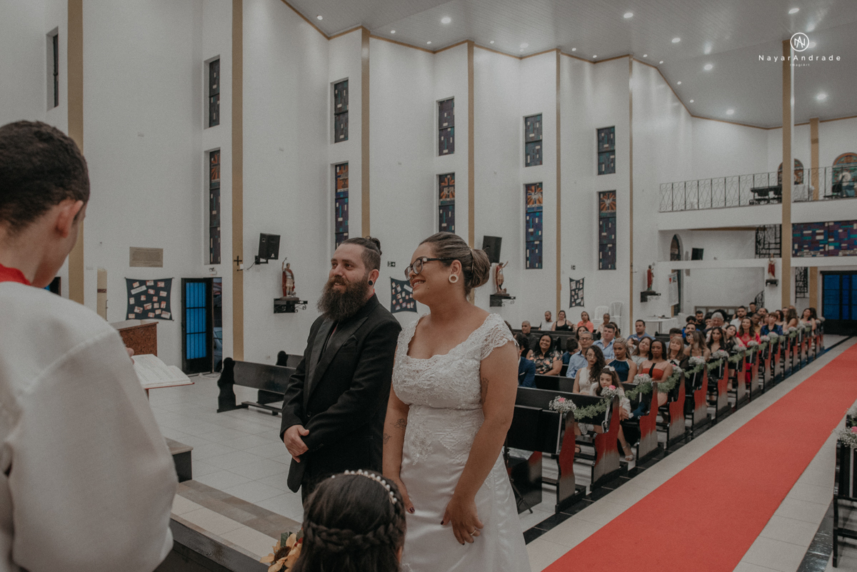 casamento casal rockeiro barbudo noiva com alargador noivo de camisa vermelha com tatuagem tatoo cigarro e fumaça e noiva de oculos