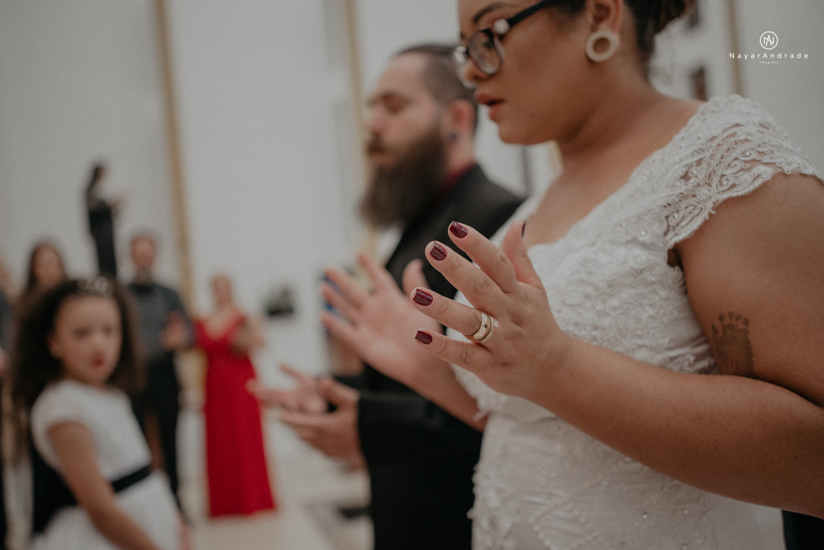 casamento casal rockeiro barbudo noiva com alargador noivo de camisa vermelha com tatuagem tatoo cigarro e fumaça e noiva de oculos