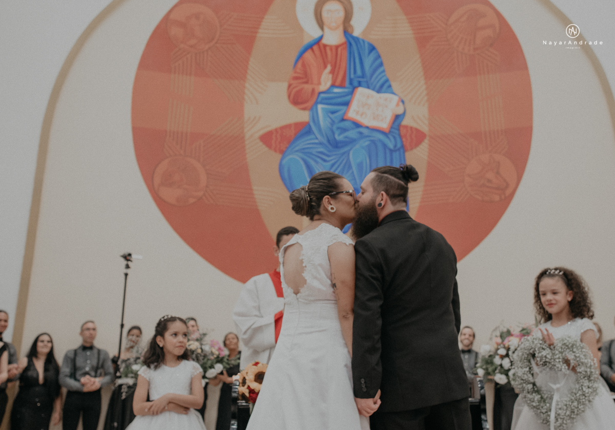 casamento casal rockeiro barbudo noiva com alargador noivo de camisa vermelha com tatuagem tatoo cigarro e fumaça e noiva de oculos