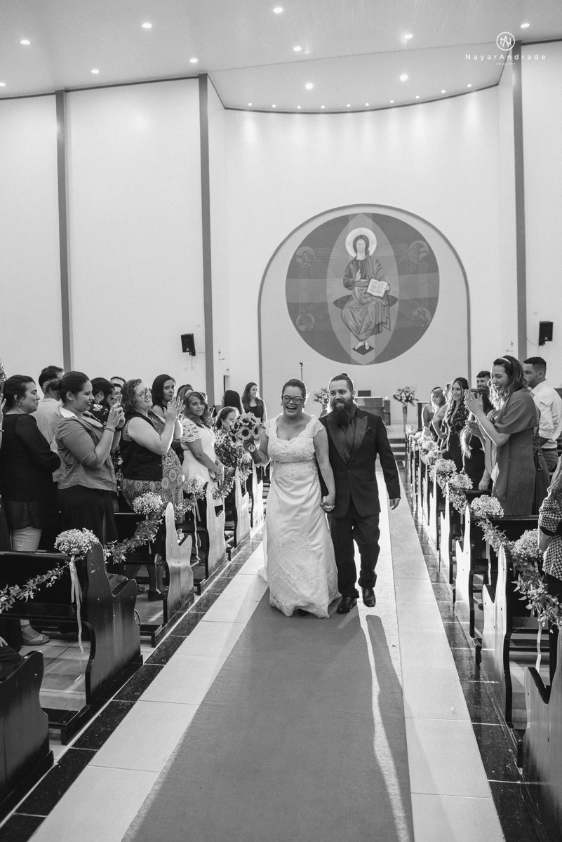 casamento casal rockeiro barbudo noiva com alargador noivo de camisa vermelha com tatuagem tatoo cigarro e fumaça e noiva de oculos