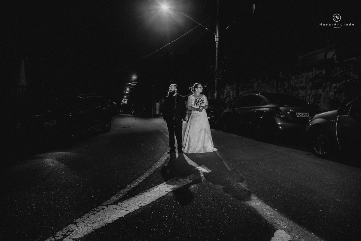 casamento casal rockeiro barbudo noiva com alargador noivo de camisa vermelha com tatuagem tatoo cigarro e fumaça e noiva de oculos