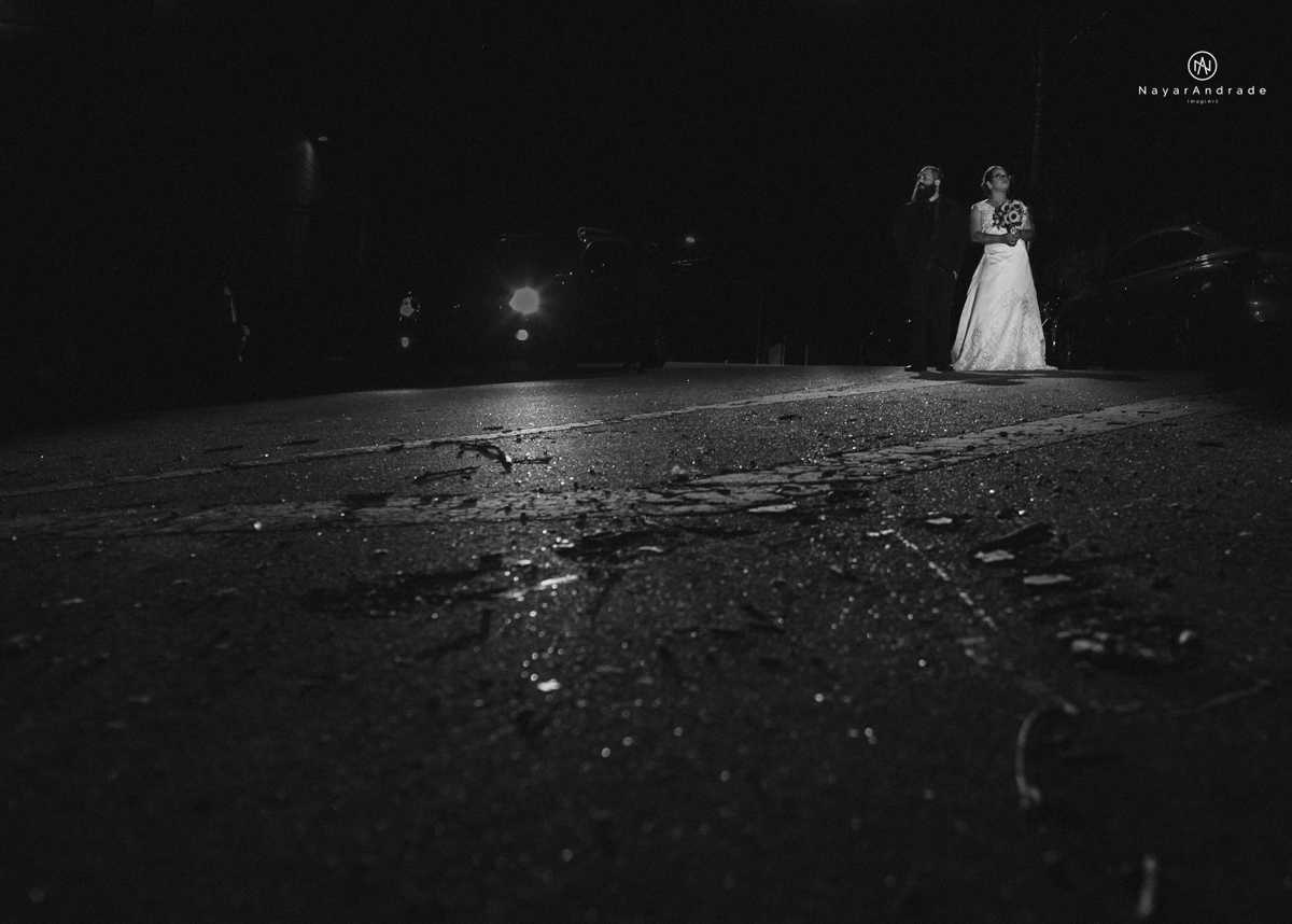 casamento casal rockeiro barbudo noiva com alargador noivo de camisa vermelha com tatuagem tatoo cigarro e fumaça e noiva de oculos