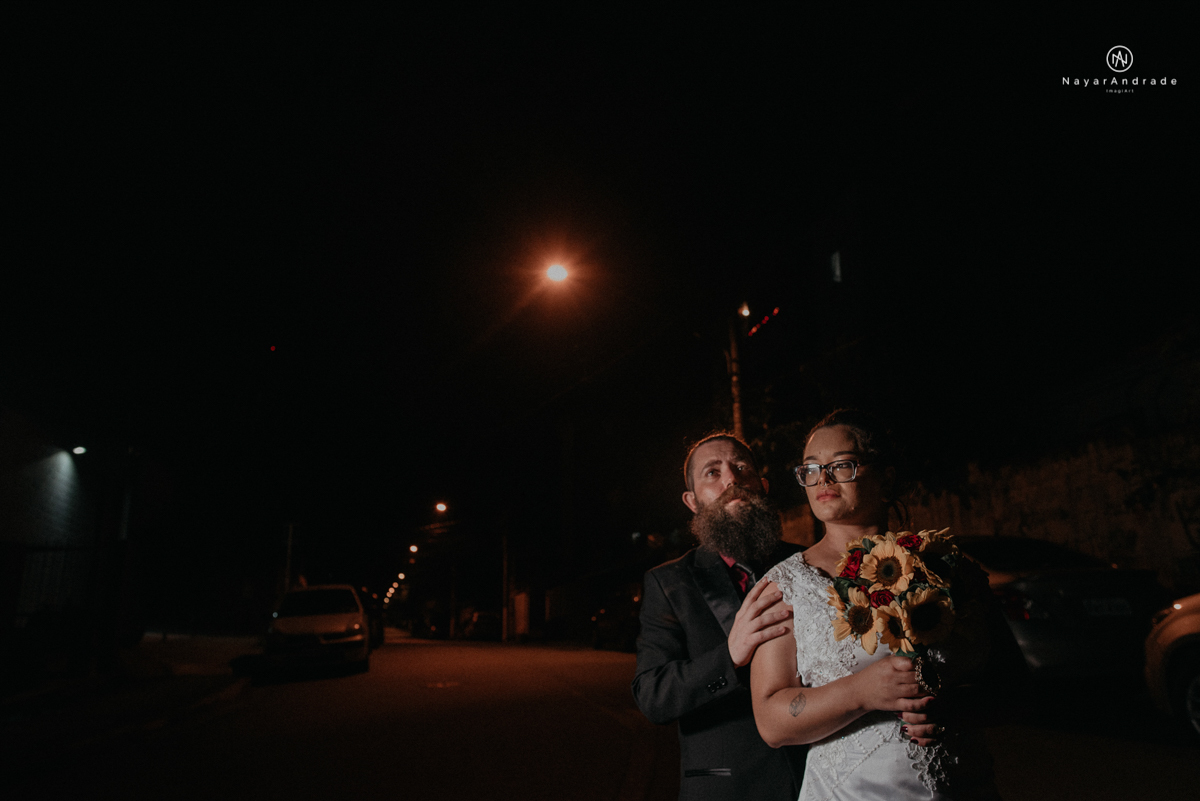 casamento casal rockeiro barbudo noiva com alargador noivo de camisa vermelha com tatuagem tatoo cigarro e fumaça e noiva de oculos