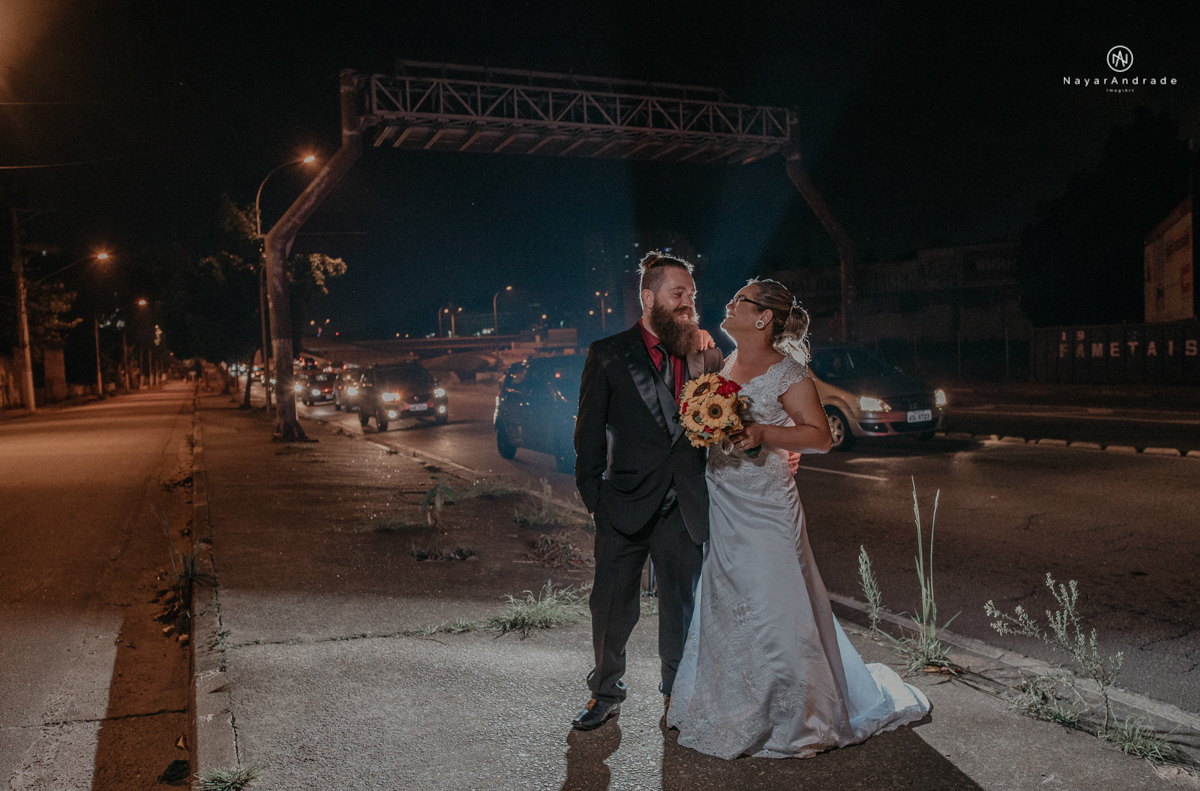 casamento casal rockeiro barbudo noiva com alargador noivo de camisa vermelha com tatuagem tatoo cigarro e fumaça e noiva de oculos