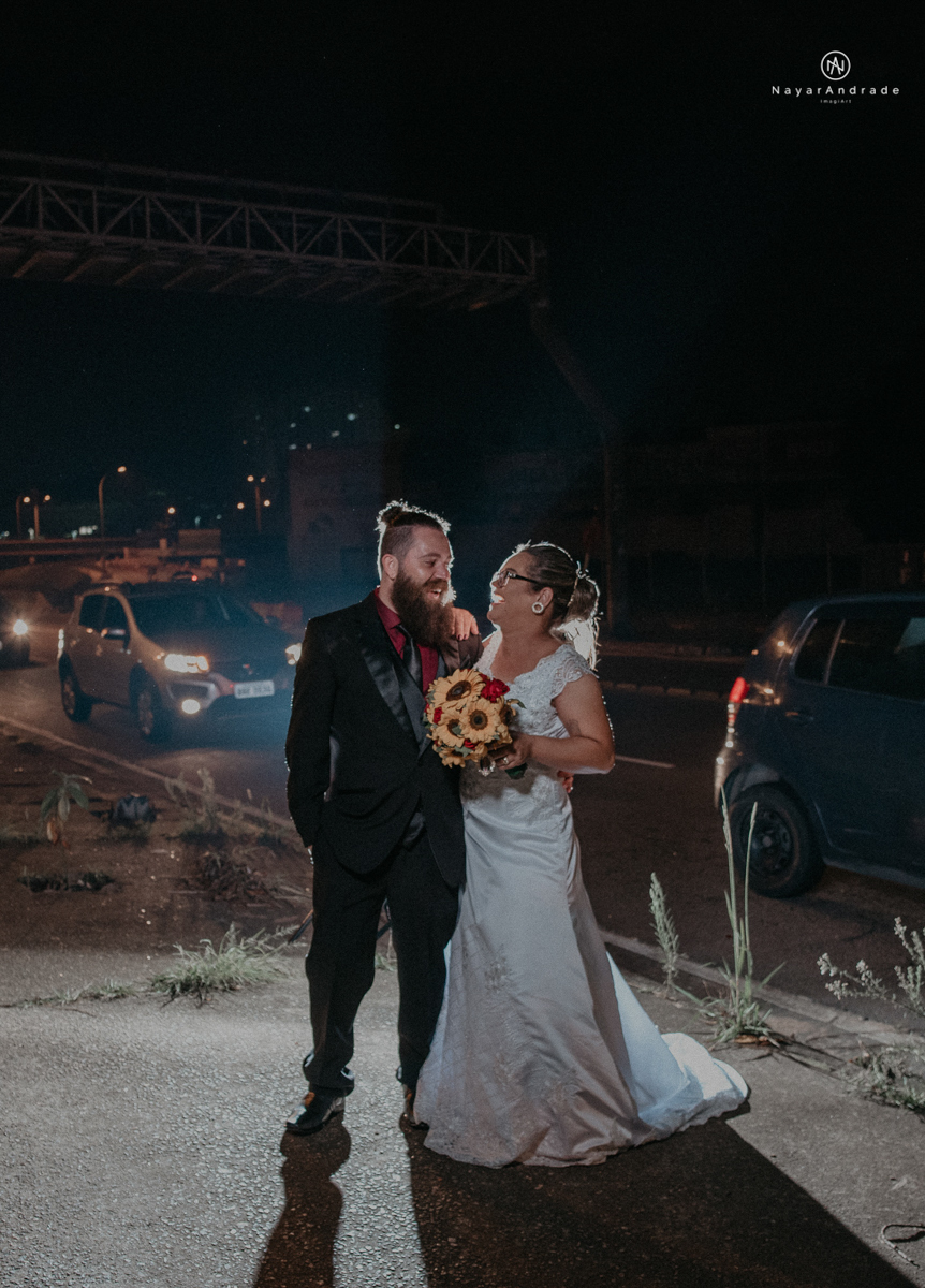 casamento casal rockeiro barbudo noiva com alargador noivo de camisa vermelha com tatuagem tatoo cigarro e fumaça e noiva de oculos
