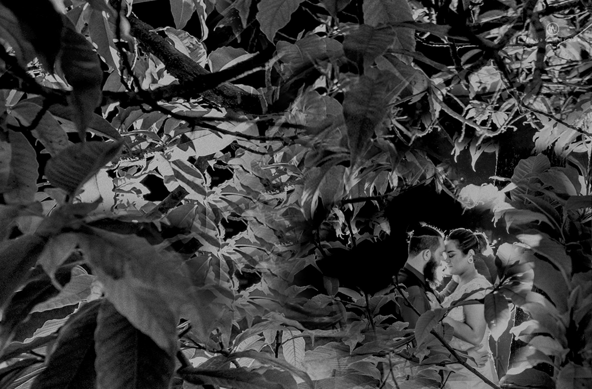 casamento casal rockeiro barbudo noiva com alargador noivo de camisa vermelha com tatuagem tatoo cigarro e fumaça e noiva de oculos