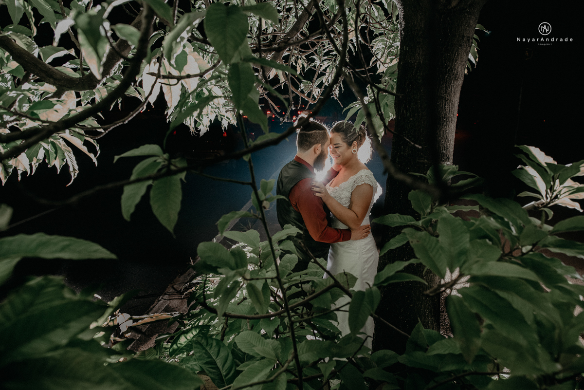 casamento casal rockeiro barbudo noiva com alargador noivo de camisa vermelha com tatuagem tatoo cigarro e fumaça e noiva de oculos
