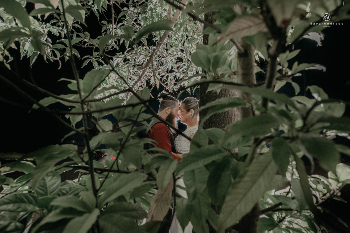 casamento casal rockeiro barbudo noiva com alargador noivo de camisa vermelha com tatuagem tatoo cigarro e fumaça e noiva de oculos