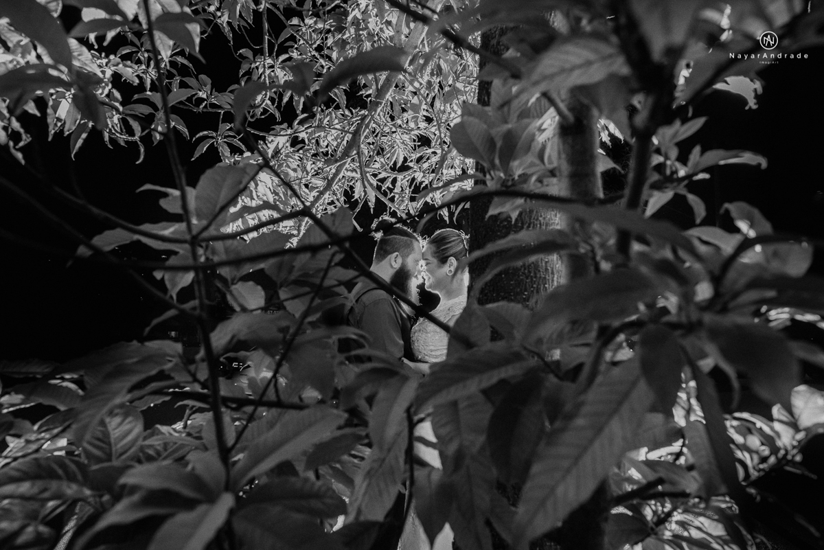 casamento casal rockeiro barbudo noiva com alargador noivo de camisa vermelha com tatuagem tatoo cigarro e fumaça e noiva de oculos