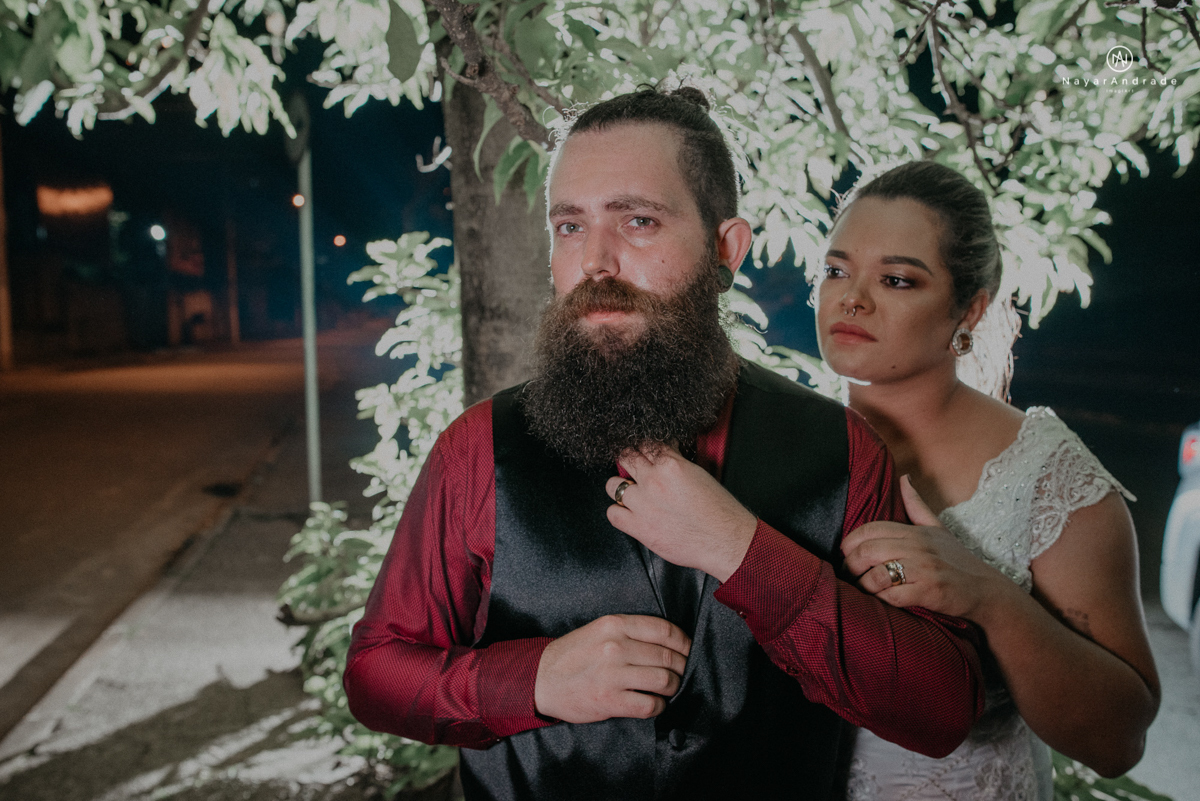 casamento casal rockeiro barbudo noiva com alargador noivo de camisa vermelha com tatuagem tatoo cigarro e fumaça e noiva de oculos