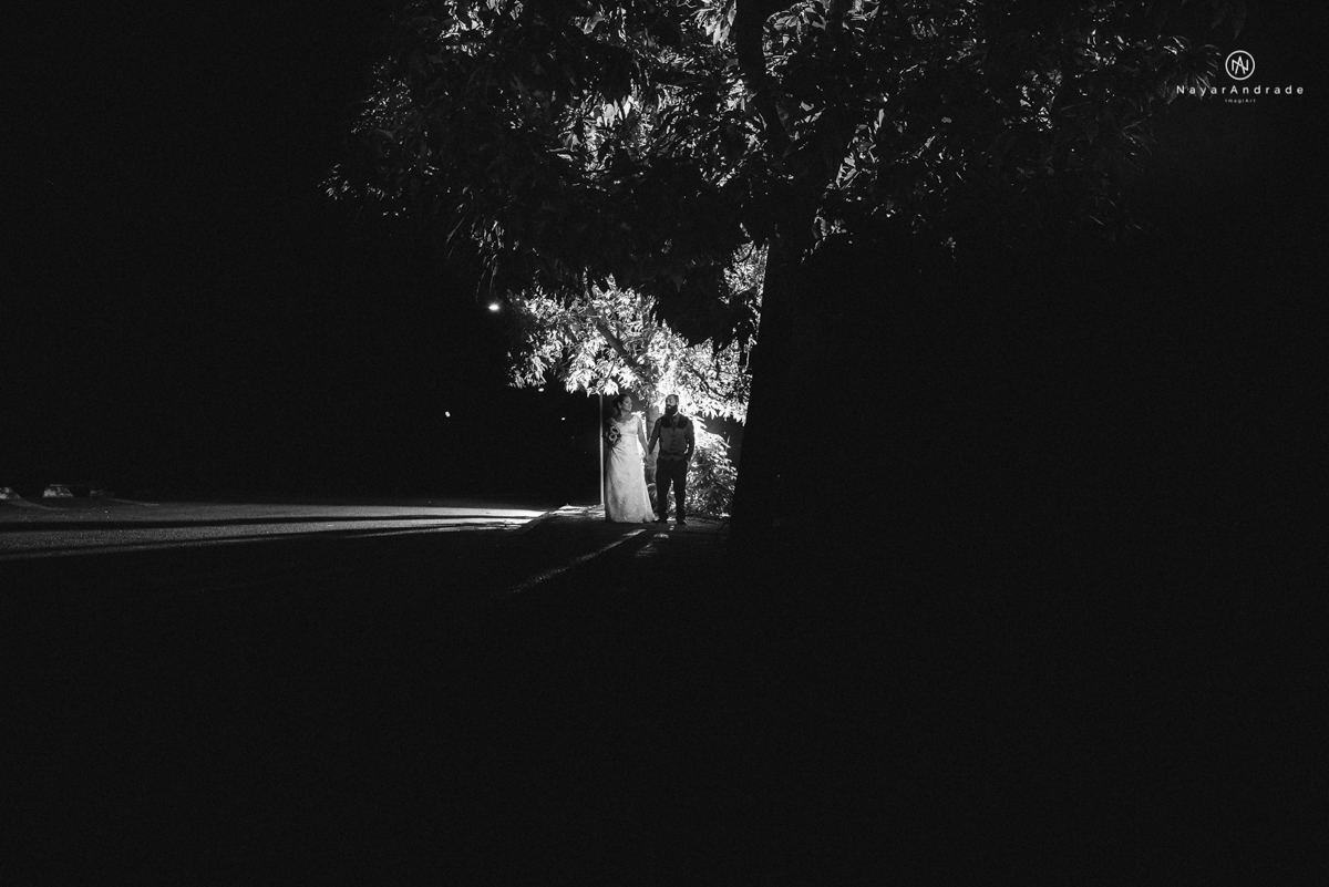casamento casal rockeiro barbudo noiva com alargador noivo de camisa vermelha com tatuagem tatoo cigarro e fumaça e noiva de oculos