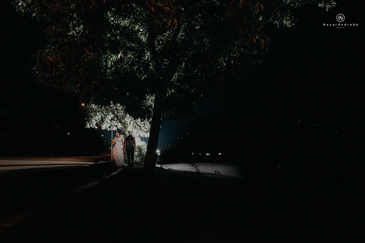 casamento casal rockeiro barbudo noiva com alargador noivo de camisa vermelha com tatuagem tatoo cigarro e fumaça