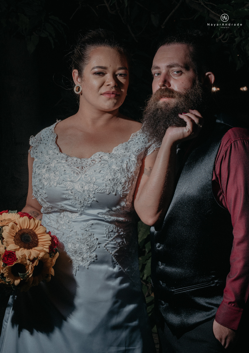 casamento casal rockeiro barbudo noiva com alargador noivo de camisa vermelha com tatuagem tatoo cigarro e fumaça e noiva de oculos