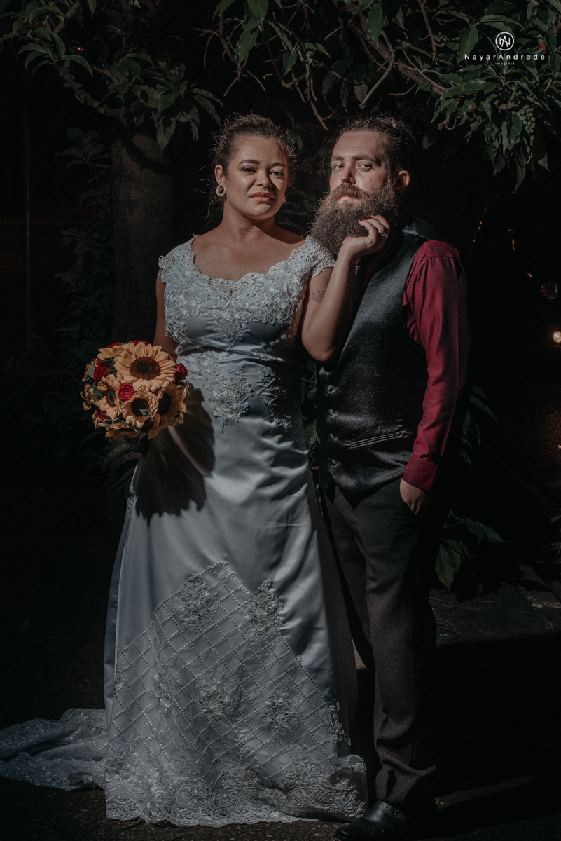 casamento casal rockeiro barbudo noiva com alargador noivo de camisa vermelha com tatuagem tatoo cigarro e fumaça e noiva de oculos